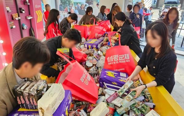 11초 장바구니 챌린지 참가자들이 쇼핑백에 제품을 담고 있다 사진홍승완 기자