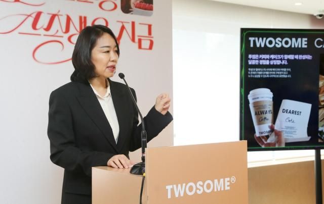 ‘투썸플레이스 2025 홀리데이 시즌 기자간담회’에서 발표하는 투썸플레이스 마케팅 총괄 임혜순 전무 사진투썸플레이스