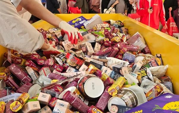 알리익스프레스 팝업스토어 1층에서 직원들이 게임 진행을 위해 상품을 채워넣고 있다 사진홍승완 기자