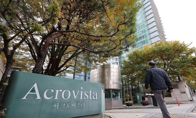 김건희 여사의 의혹들을 수사하는 민중기 특별검사팀이 지난 6일 한남동 대통령관저 이전 의혹과 관련해 아크로비스타 등 7곳을 압수 수색하는 것으로 알려졌다 사진은 윤석열 전 대통령 부부의 자택이 있는 서울 서초구 아크로비스타 사진연합뉴스 