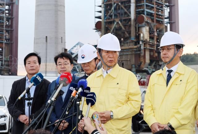 정청래 더불어민주당 대표가 7일 울산화력발전소 보일러 타워 붕괴 현장을 확인한 후 취재진에게 발언하고 있다 