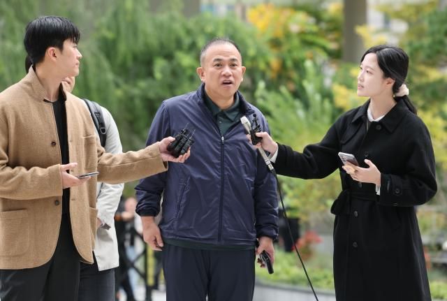 정치브로커 명태균 씨가 8일 여론조사비 대납 의혹을 수사하는 민중기 특별검사팀의 사무실이 마련된 서울 KT광화문빌딩 웨스트에 참고인 조사를 받기 위해 출석하고 있다 사진연합뉴스