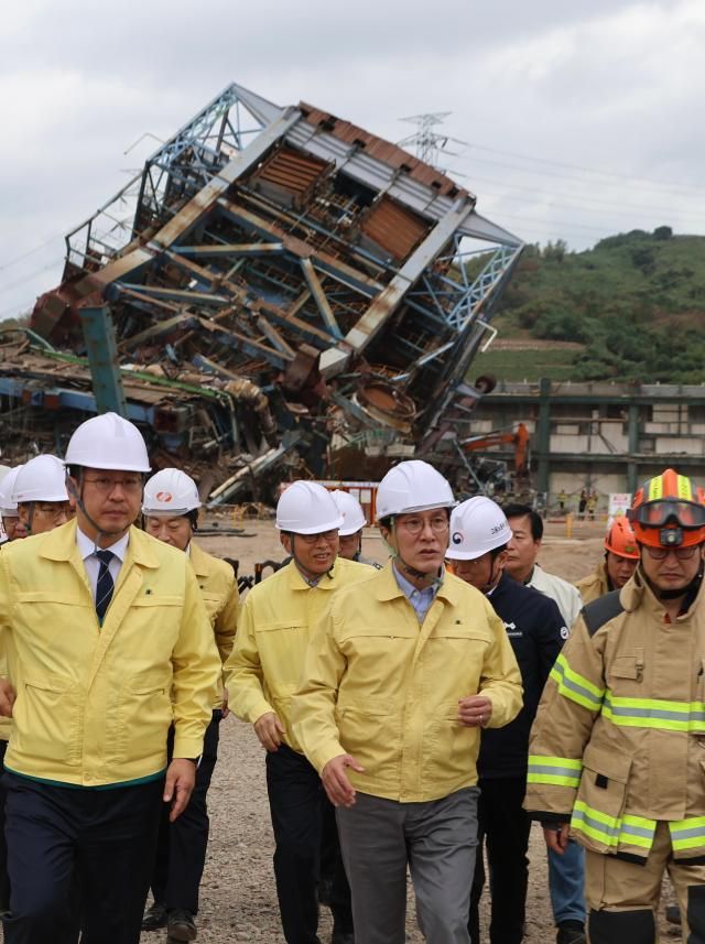 김민석 국무총리가 8일 울산 남구 화력발전소 매몰사고 현장을 찾아 구조 상황을 점검하고 있다 사진총리실