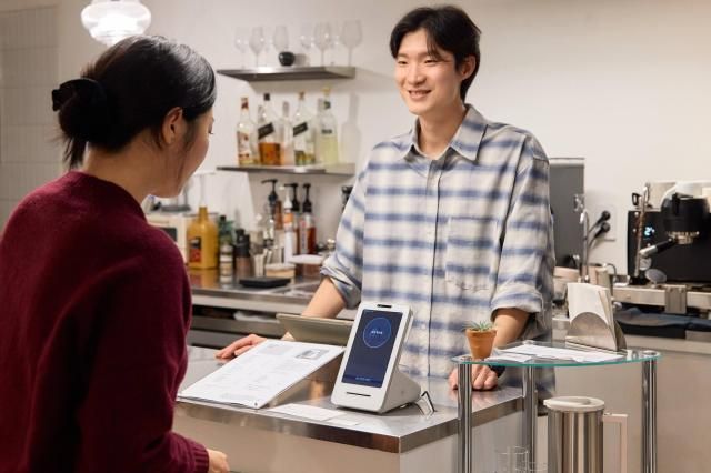 서울대입구역 인근 메클러커피에서 박준영 사장이 주문을 받고 있다 사진토스