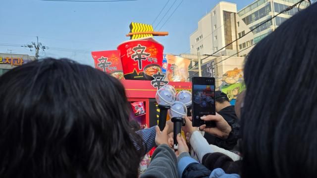 7일 구미라면축제를 찾은 관광객들이 신라면 조형물을 배경으로 인증사진을 남기고 있다 사진김현아 기자