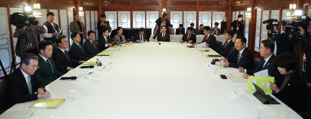 9일 서울 종로구 총리공관에서 고위당정협의회가 열리고 있다 사진연합뉴스