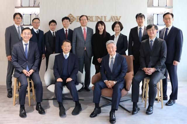 앞줄 왼쪽부터 반시계방향으로이경섭 고영한 대표 변호사 석호철 강주헌 그룹장 두번째줄 문다인 이지연 천재민 안선영 이재숙 반정모 고일광 박선민 변호사 사진법무법인 바른 세번째줄 신유섭 권오준 김영진 이동현 우현수 김유희 변호사입니다