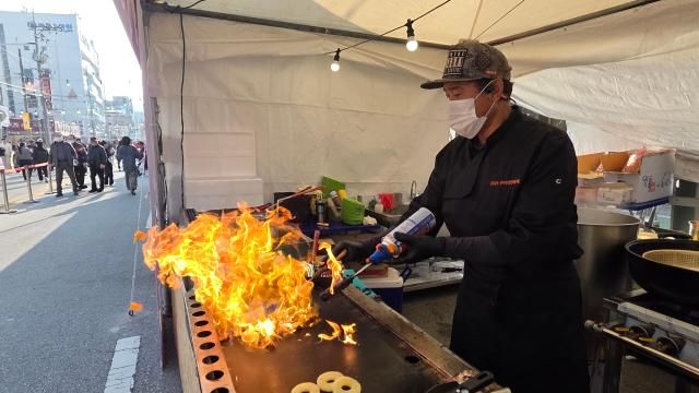 구미라면축제에 참가한 지역 셰프 현충현씨가 프리미엄스테이크볶음면을 요리하고 있다