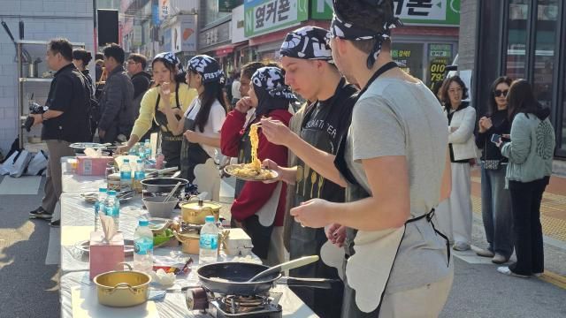 7일 구미라면축제 부대행사인 글로벌 라면 요리왕에 참가한 외국인들이 요리경연을 펼치고 있다 사진김현아 기자