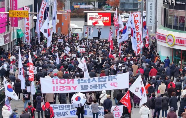 지난달 30일 강원 춘천시청 인근에서 열린 국민의힘 민생회복 법치수호 국민대회에서 많은 시민과 지지자 당원들이 국민의힘 장동혁 대표의 발언을 듣고 있다 사진연합뉴스