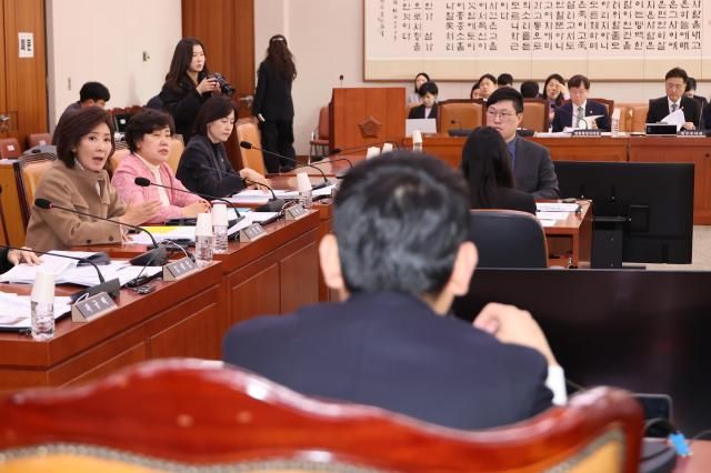 국민의힘 나경원 의원이 1일 서울 여의도 국회 법제사법위원회에서 열린 법안심사제1소위원회의에서 여당 주도의 내란 전담 재판부 설치법 논의에 반대하며 더불어민주당 소속 김용민 소위원장에게 항의하고 있다사진연합뉴스