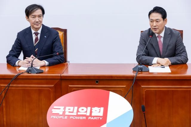 장동혁 국민의힘 대표오른쪽가 1일 국회에서 조국 조국혁신당 대표를 만나 인사말을 하고 있다 사진연합뉴스