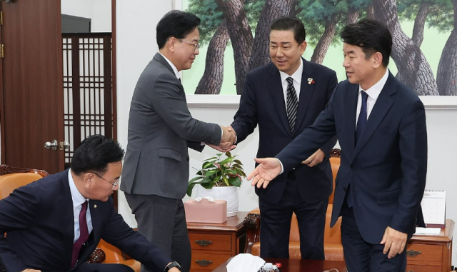 김병기 더불어민주당 원내대표와 송언석 국민의힘 원내대표 등 양당 원내지도부가 1일 서울 여의도 국회에서 구윤철 경제부총리 겸 기획재정부 장관이 참석한 가운데 쟁점 예산과 법인세 교육세 인상안을 두고 막판 협상을 이어가고 있다 사진연합뉴스