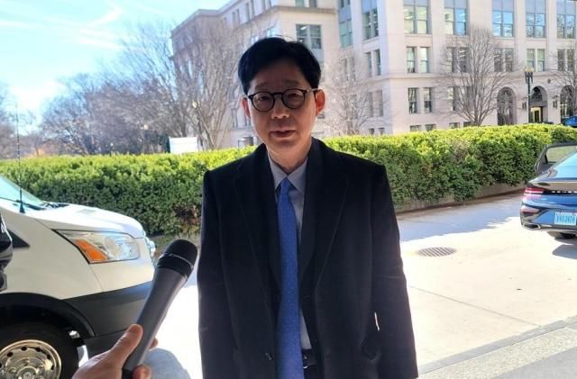 박윤주 외교부 1차관이 1일현지시간 워싱턴 DC 미 국무부 청사에서 크리스토퍼 랜도 미 국무부 부장관과 회담을 갖고 팩트시트 이행 방안을 논의한 뒤 취재진에게 회담 결과를 설명하고 있다 사진연합뉴스