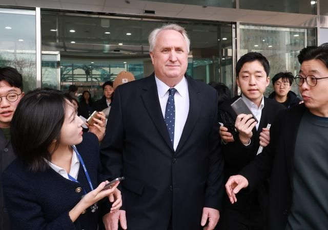 국민의힘 인요한 의원이 10일 서울 여의도 국회 소통관에서 의원직 사퇴 발표 기자회견을 마친 후 차량으로 향하고 있다 