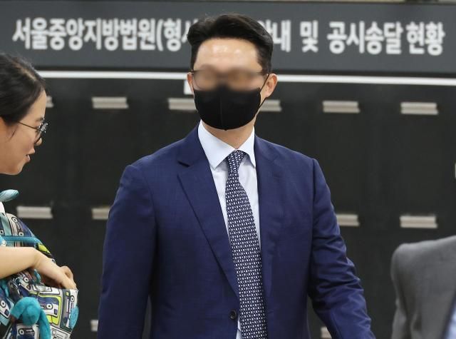 건진법사 청탁 의혹의 핵심 인물인 통일교 전 세계본부장 윤모 씨가 30일 영장실질심사를 위해 서울중앙지법에 출석하고 있다 사진연합뉴스