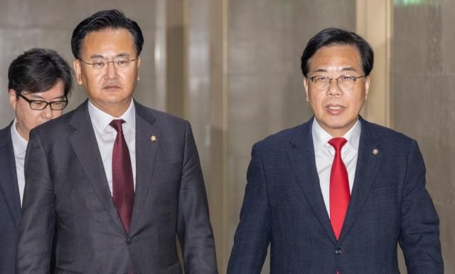  송언석 원내대표오른쪽와 유상범 원내운영수석부대표가 10일 국회에서 여야 원내대표 회동을 하기 위해 이동하고 있다 