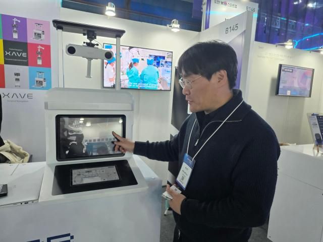 에이포랩 관계자가 치과 수술용 네비게이션 자브를 소개하고 있다 사진정연우 기자 