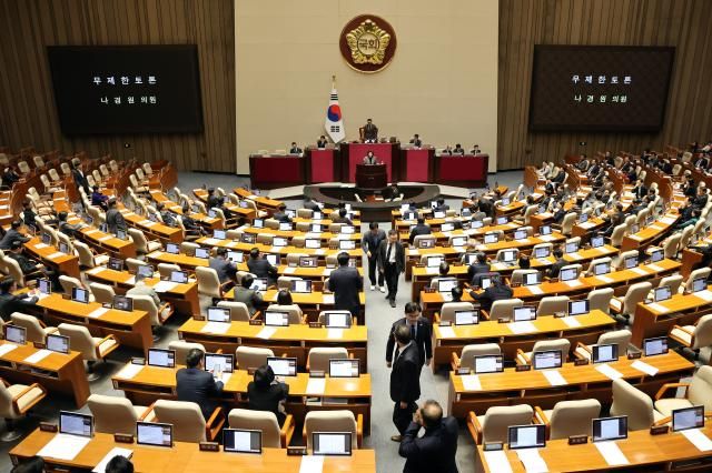 지난 9일 국회 본회의에서 국민의힘 나경원 의원이 가맹사업거래의 공정화에 관한 법률 일부개정법률안에 대해 무제한 토론하는 가운데 민주당 의원들이 회의장을 빠져나가고 있다사진연합뉴스