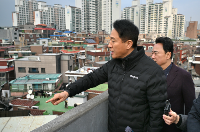 오세훈 서울시장이 10일 영등포구 대림1구역 신속통합기획 재개발 추진 현장을 바라보고 있다 사진연합뉴스