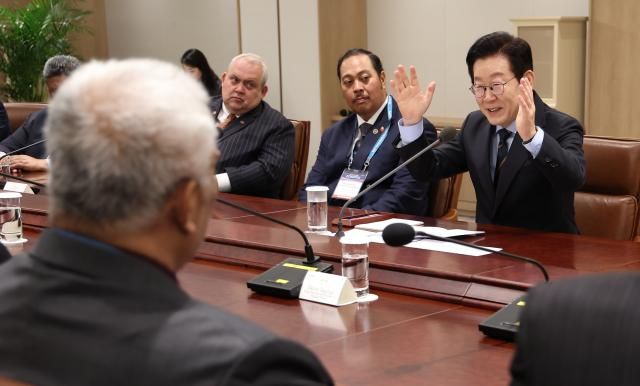 이재명 대통령이 10일 용산 대통령실에서 한-태평양도서국 외교장관회의 참석차 방한한 외교장관 일행을 접견하고 있다사진연합뉴스
