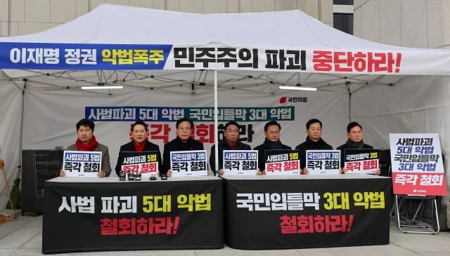 장동혁 국민의힘 대표와 송언석 원내대표 등 당 지도부가 10일 국회 본청 앞에서 더불어민주당의 쟁점 법안 추진을 저지하기 위한 천막 농성에 돌입하고 있다 국민의힘은 이른바 8대 악법 저지 시점까지 농성을 이어갈 방침이다 사진연합뉴스