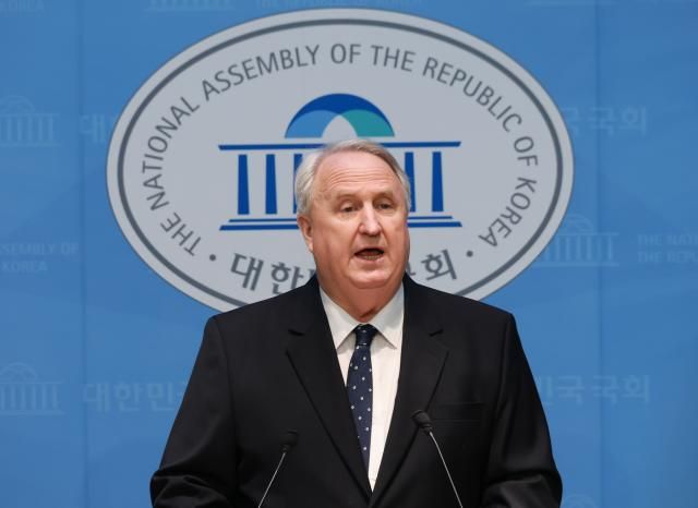 인요한 국민의힘 의원이 10일 국회에서 의원직 사퇴 발표 기자회견을 하고 있다 사진연합뉴스