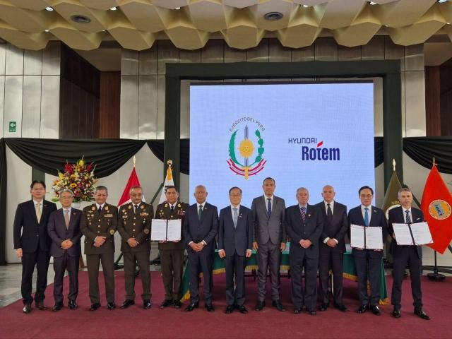 난 9일현지 시간 페루 리마에서 열린 K2 전차 및 K808 차륜형장갑차 공급 총괄합의 체결식에서 참석자들이 기념촬영을 하고 있다 오른쪽부터 호르헤 자파타 페루 조병창 대표 이용배 현대로템 사장 에르네스토 알바레스 페루 국무총리 페르난도 로스피글리오시 페루 국회의장 호세 헤리 페루 대통령 이용철 방위사업청장 세사르 디아스 페루 국방부장관 세사르 브리세뇨 페루 육군 총사령관 오스왈도 까예 따예도 페루 육군 총참모총장 호르헤 아레발로 페루 육군 군수사령관 최종욱 주페루 대한민국 대사 김태곤 방위사업청 국제협력관 