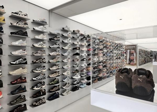 무신사 메가스토어 매장 중앙에 자리한 슈즈월 사진홍승완 기자