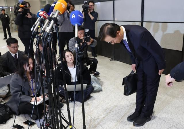 전재수 해양수산부 장관이 11일 유엔해양총회 유치 활동을 마치고 귀국해 입장을 밝힌 뒤 인사하고 있다 전재수 장관은 이날 사의를 표명했다사진연합뉴스