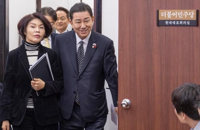 더불어민주당 김병기 원내대표오른쪽와 한정애 정책위의장이 11일 국회에서 열린 정책조정회의에 입장하고 있다사진연합뉴스