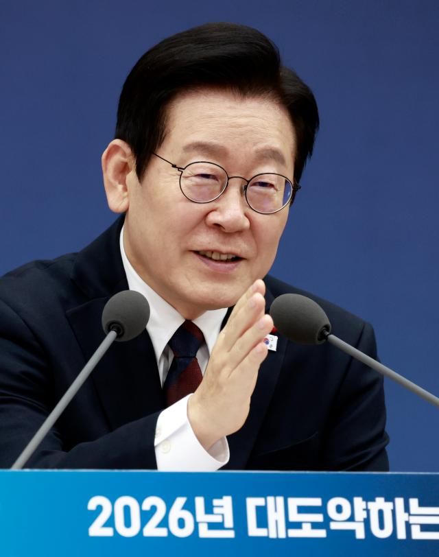 이재명 대통령이 11일 세종시 정부세종컨벤션센터에서 열린 2026년 대도약하는 경제 신뢰받는 데이터 기획재정부국세청·관세청·조달청-국가데이터처 업무보고에서 발언하고 있다사진대통령실통신사진기자단