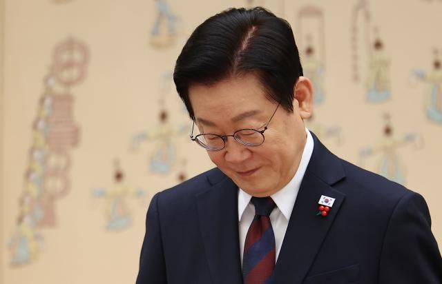 이재명 대통령이 11일 용산 대통령실에서 열린 주한대사 신임장 제정식을 마친 뒤 퇴장하고 있다 사진연합뉴스