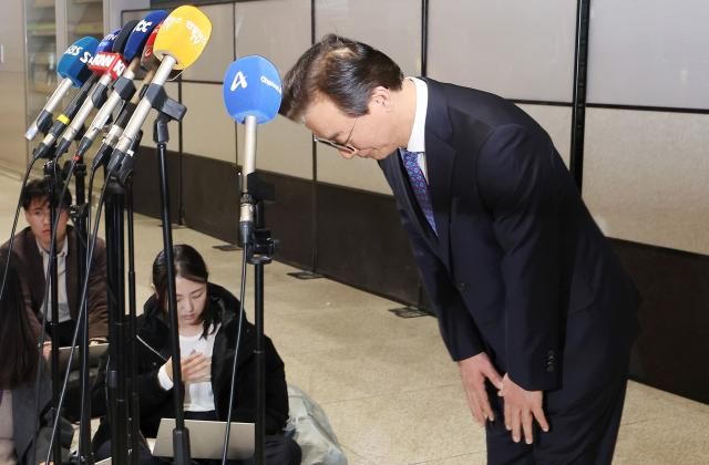 전재수 해양수산부 장관이 11일 유엔해양총회 유치 활동을 마치고 귀국해 입장을 밝힌 뒤 인사하고 있다 사진연합뉴스