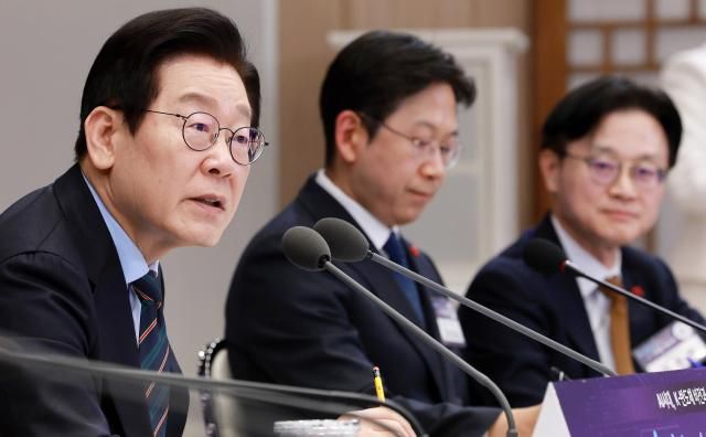 이재명 대통령이 10일 용산 대통령실에서 열린 AI 시대의 K-반도체 비전과 육성전략 보고회에서 발언하고 있다 사진연합뉴스