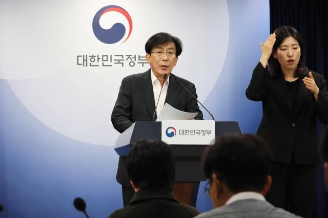 정기현 의료혁신위원장이 11일 서울 종로구 정부서울청사에서 제1차 의료혁신위원회 논의 결과를 브리핑 하고 있다 20251211 사진연합뉴스 