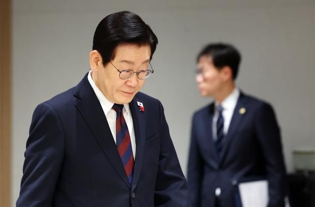 이재명 대통령이 11일 용산 대통령실에서 열린 주한대사 신임장 제정식에 입장하고 있다 사진연합뉴스