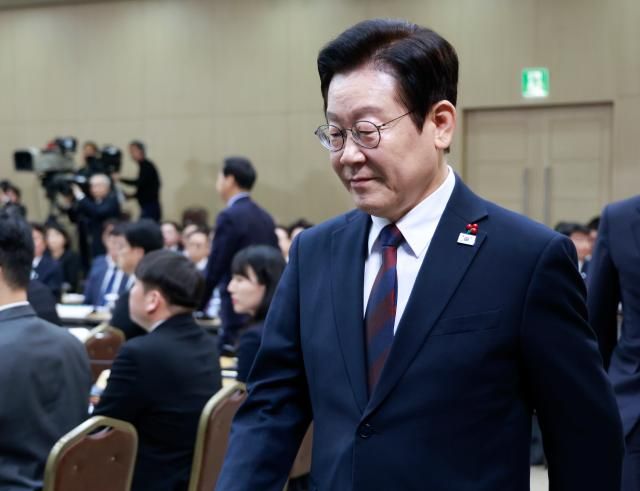 이재명 대통령이 11일 세종시 정부세종컨벤션센터에서 열린 2026년 대도약하는 경제 신뢰받는 데이터 기획재정부국세청·관세청·조달청-국가데이터처 업무보고에 입장하고 있다 사진연합뉴스