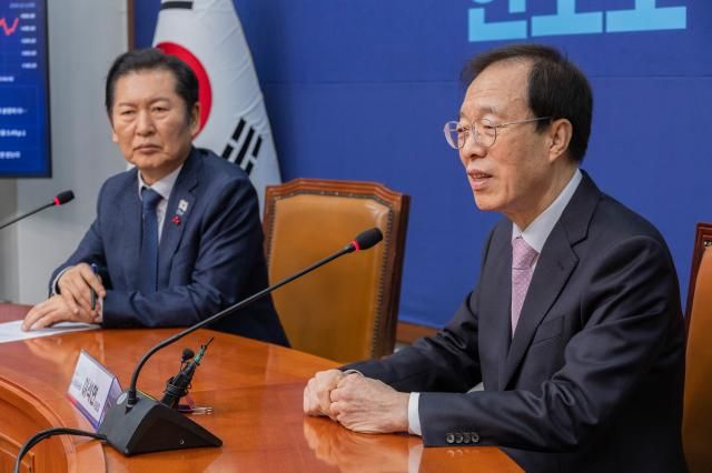 이석연 국민통합위원회 위원장오른쪽이 11일 국회에서 더불어민주당 정청래 대표를 만나 인사말을 하고 있다