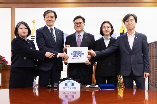 원식 국회의장이 11일 서울 여의도 국회 의장집무실에서 열린 에서 기념 촬영하고 있다 왼쪽부터 기본소득당 용혜인 대표 조국혁신당 조국 대표 우 의장 진보당 김재연 상임대표 사회민주당 한창민 대표