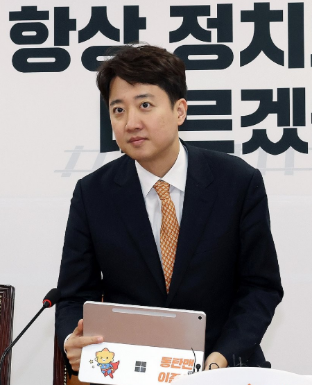 이준석 개혁신당 대표가 11일 국회에서 열린 최고위원회의에 입장하고 있다 사진연합뉴스