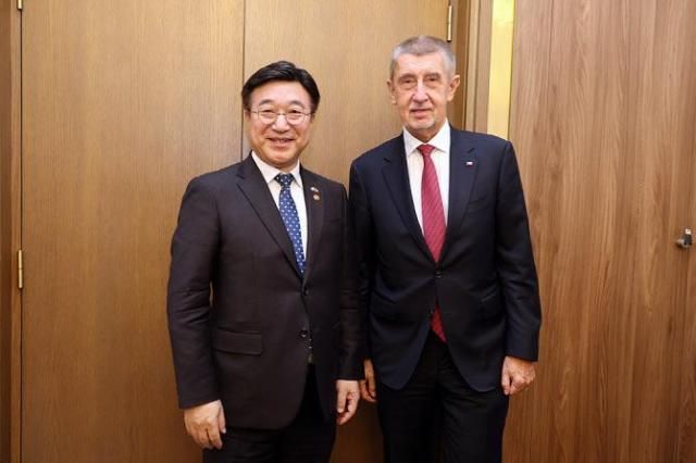 윤호중 행정안전부 장관왼과 안드레이 바비쉬 체코 신임 총리 사진행정안전부