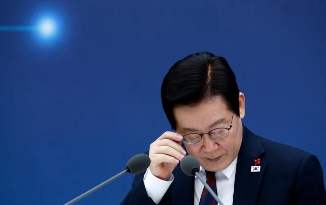 이재명 대통령이 11일 세종시 정부세종컨벤션센터에서 열린 2026년 대도약하는 경제 신뢰받는 데이터 기획재정부국세청·관세청·조달청-국가데이터처 업무보고에서 자료를 살펴보고 있다사진대통령실통신사진기자단