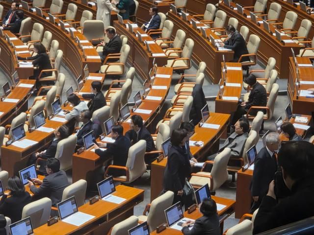 곽규택 국민의힘 의원이 11일 국회 본회의에서 형사소송법 개정안 필리버스터무제한 토론를 시작하자 더불어민주당 의원들이 회의장을 나가고 있다 사진신진영 기자