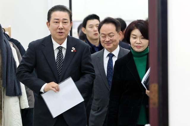  더불어민주당 김병기 원내대표가 지난 4일 서울 여의도 국회에서 열린 정책조정회의에 참석하고 있다사진연합뉴스