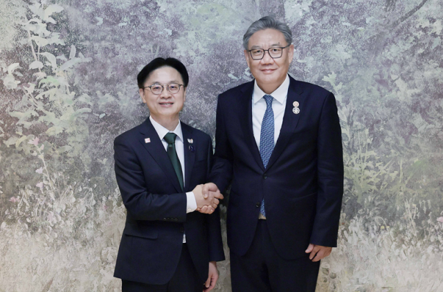 김정관오른쪽 산업통상부 장관이 지난 11월 1일 경북 경주 소노캄호텔에서 ‘APEC 2025 KOREA’참석 계기에 왕원타오 중국 상무부장과 면담을 갖고 기념촬영을 하고 있다 사진산업통상부