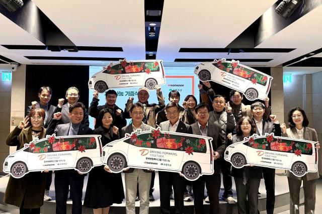 지난 10일 한국앤컴퍼니그룹 판교 본사 테크노플렉스에서 열린 2025 차량나눔 기증식에서 김준현 한국앤컴퍼니 경영총괄가운데 좌측 황영기 초록우산 회장가운데 우측 등 주요 관계자와 차량을 지원받은 사회복지시설 관계자들이 기념 촬영을 하고 있다 사진한국앤컴퍼니