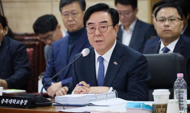 고창섭 충북대학교 총장이 23일 충북대에서 열린 국회 교육위원회 국정감사에서 의원들의 질의에 답변하고 있다 20251023 사진연합뉴스 