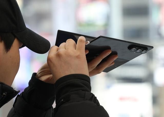 삼성전자가 12일 두 번 접는 형태의 폴더블 스마트폰 갤럭시 Z 트라이폴드의 국내 판매를 시작했다 사진＝연합뉴스