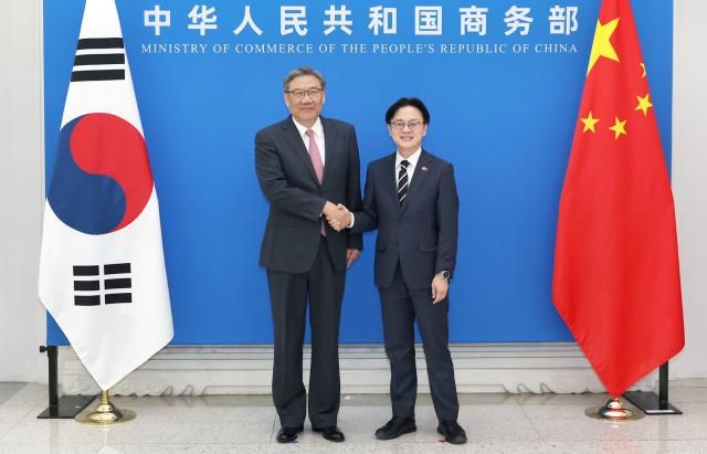김정관 산업통상부 장관이 12일현지시간 중국 베이징 상무부에서 왕 원타오 중국 상무부 부장과 악수하고 있다 사진산업통상부